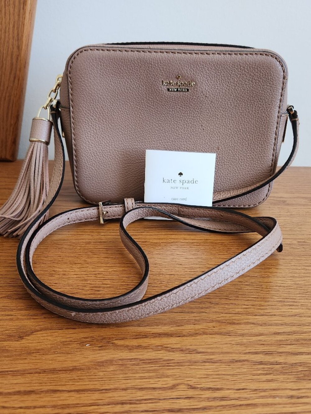 KATE SPADE NEW YORK TAUPE LEATHER KINGSTON DRIVE ARLA CROSSBODY BAG.